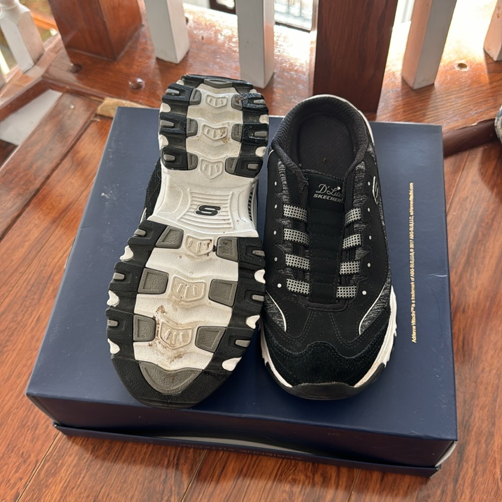 Like new nowhere and tear slip on Skechers sneakers - Picture 2 of 4
